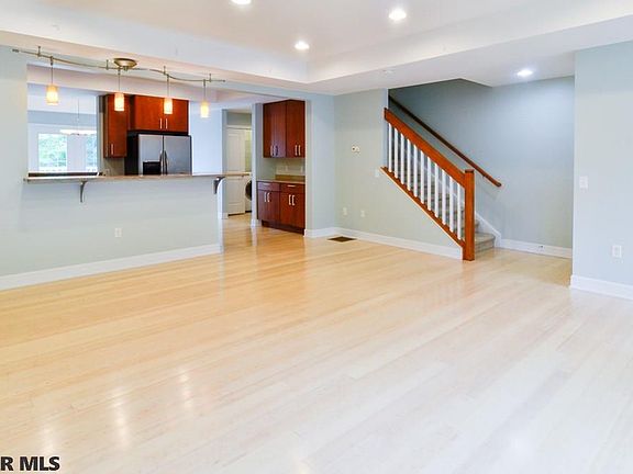 3rd image of 688 Oakwood Ave APT G