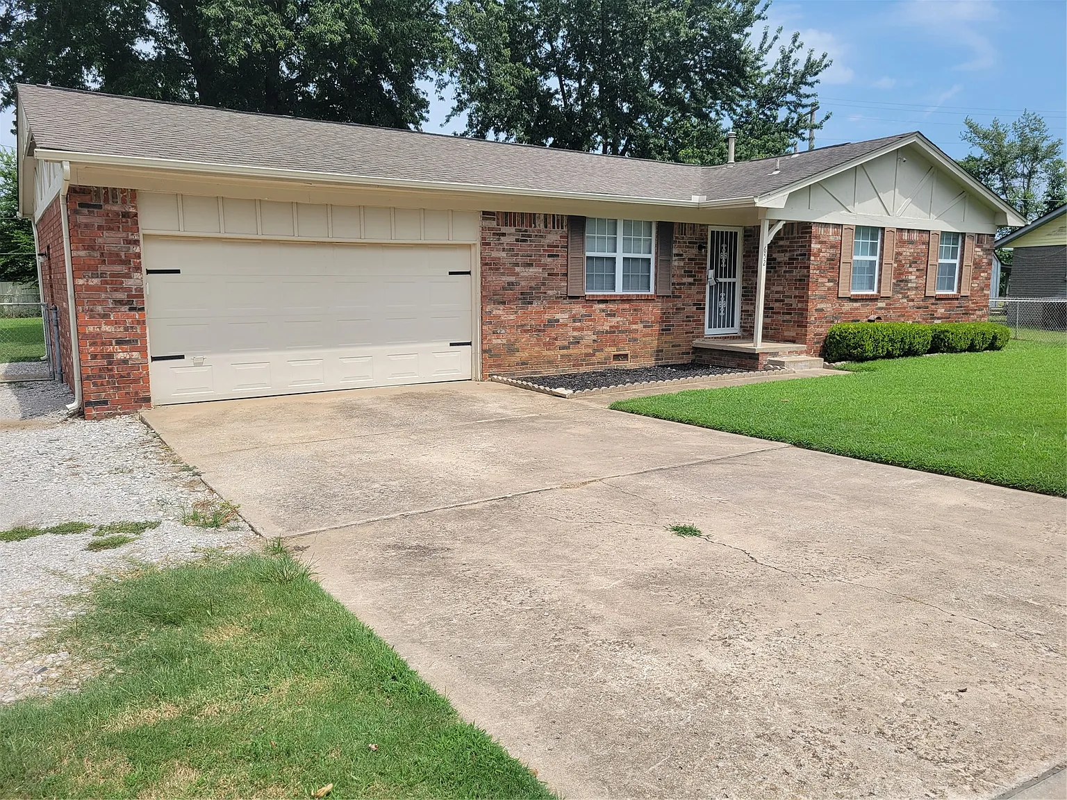 3 bed, 1.5 bath, 1114 sqft, $1,550 — Photo 2