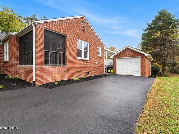 4th image of 2327 Woodrow Dr
