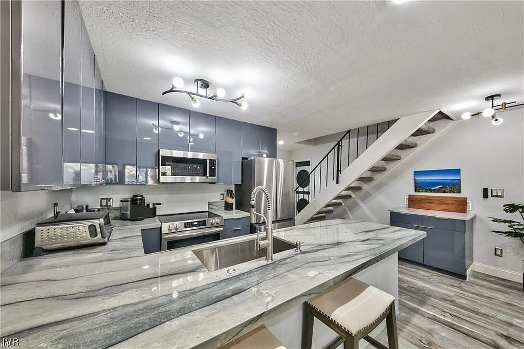 3 bed, 3.0 bath, 1243 sqft, $3,950 — Photo 4