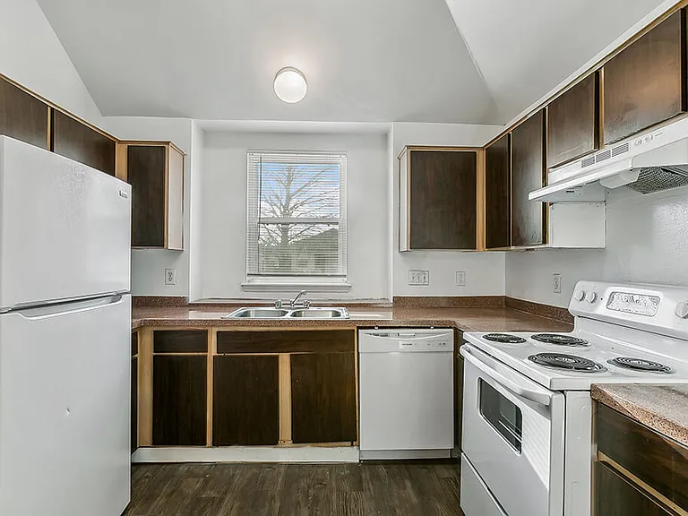Sterling Green Village & Sheldon Ranch Apartments — Photo 18