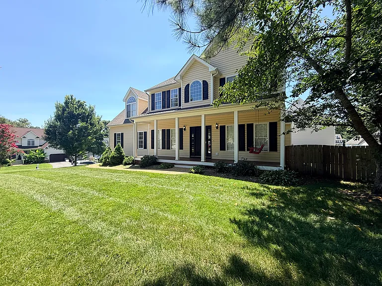 Professionally landscaped yard! You don't have to worry about any grass cutting!