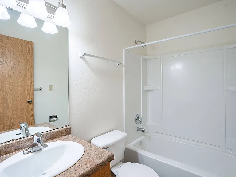 West Fargo, ND Saddlebrook Apartments | 21B | Bathroom