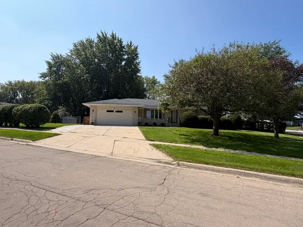 802 S Canterbury Dr, Freeport, IL 61032