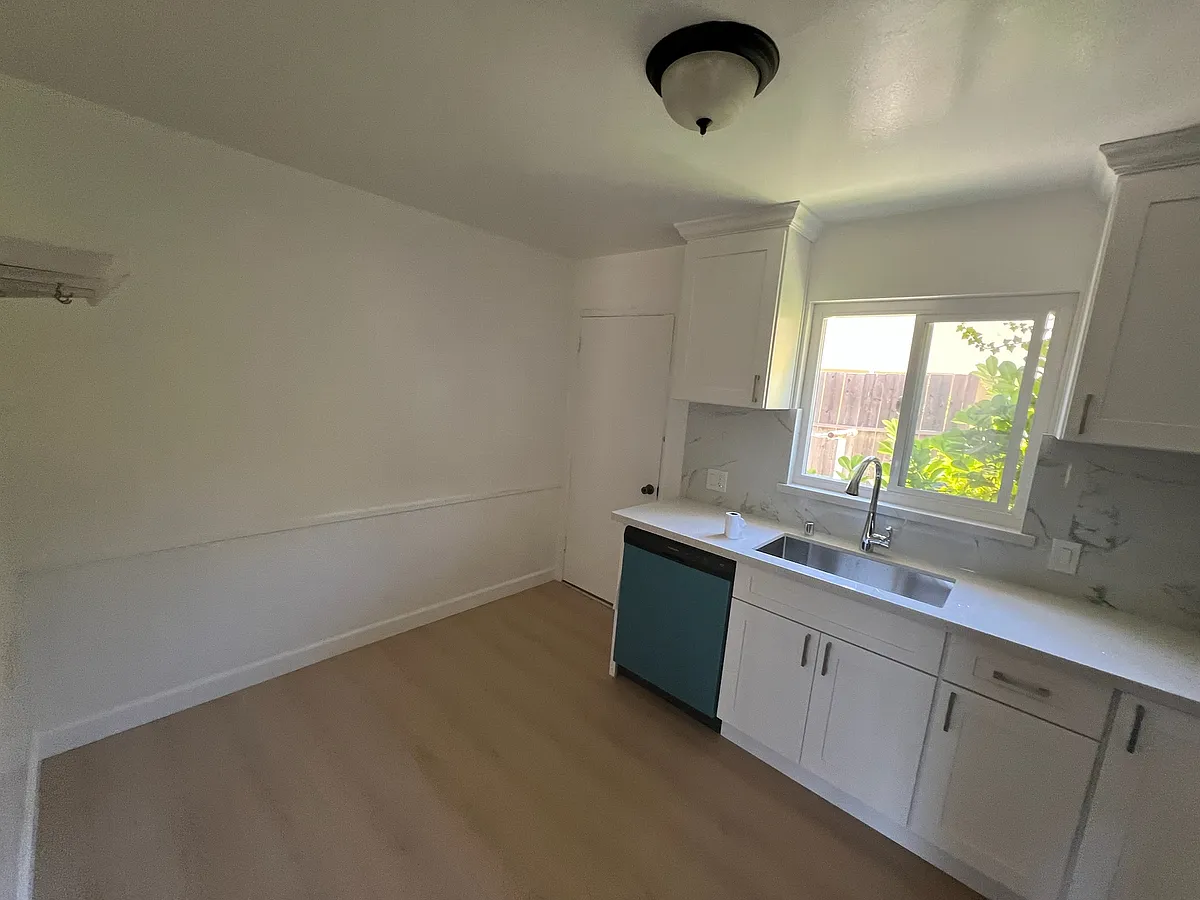 Kitchen + Breakfast Area - Fremont St