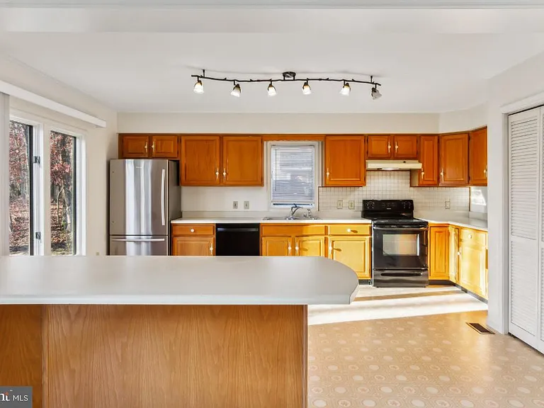 1232 Lakeview Dr — Photo 7