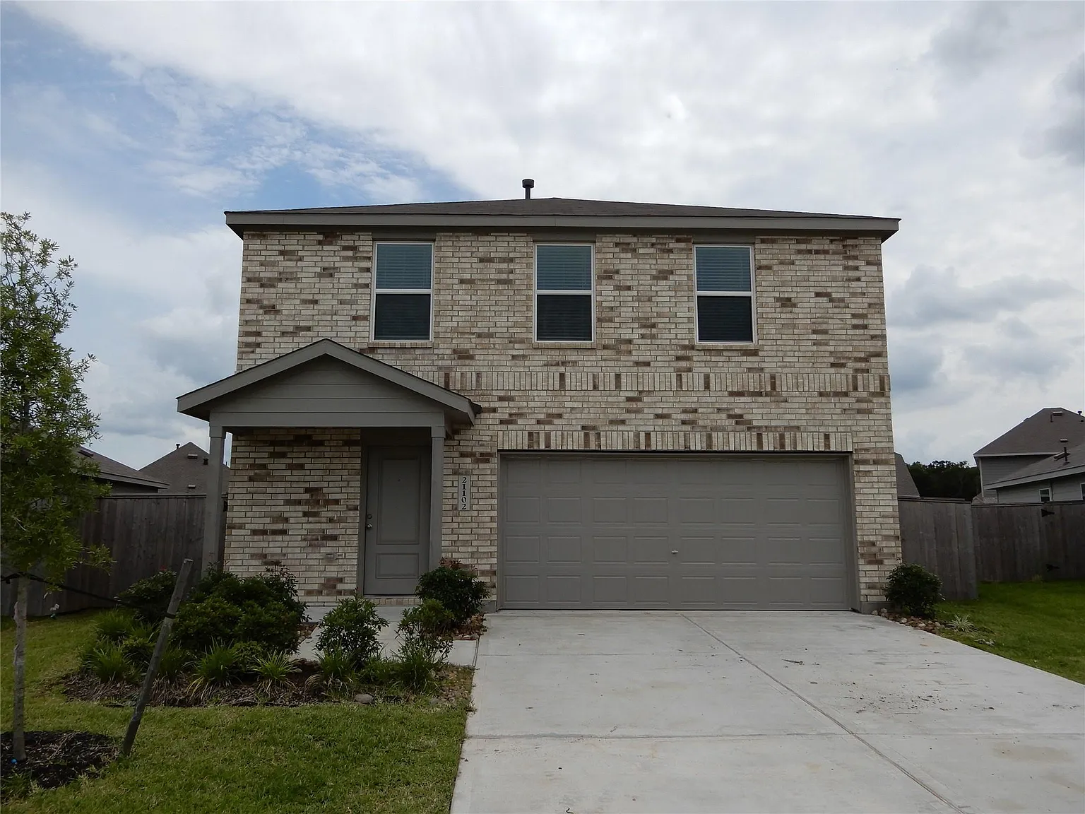 4 bed, 2.5 bath, 2036 sqft, $1,900 — Photo 1