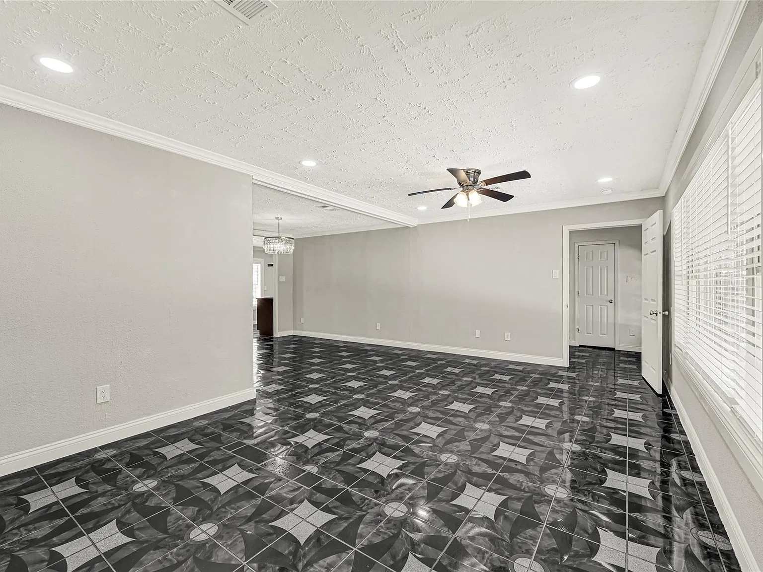 3 bed, 1.5 bath, 1882 sqft, $2,000 — Photo 3