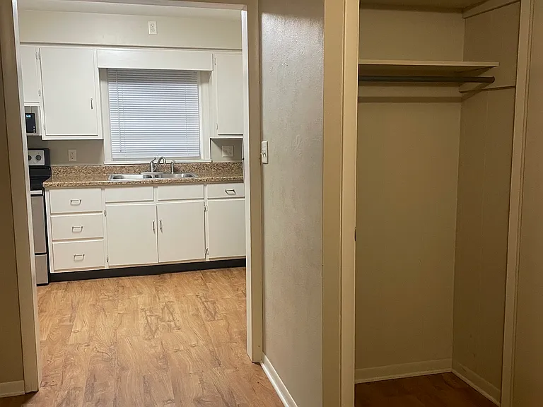 715 W Wiley St — Photo 4