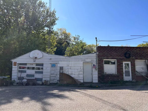 110 Walnut St, Zwingle, IA 52079