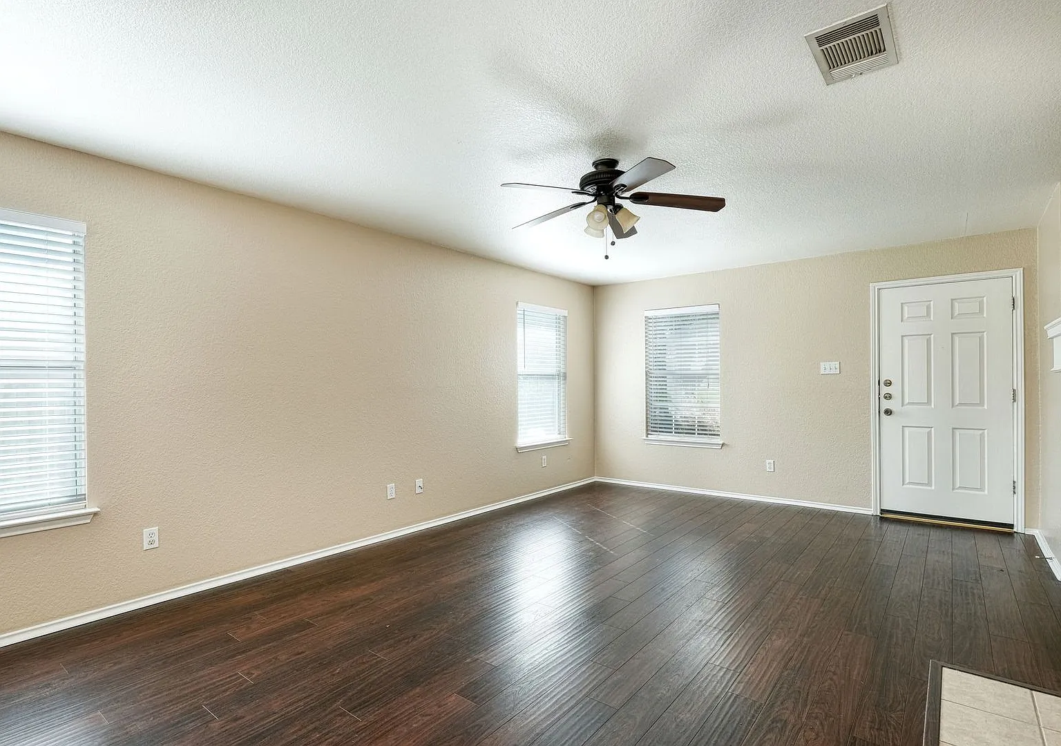 Nice 3B/2B in Spring Branch with spacious floorplan! — Photo 2