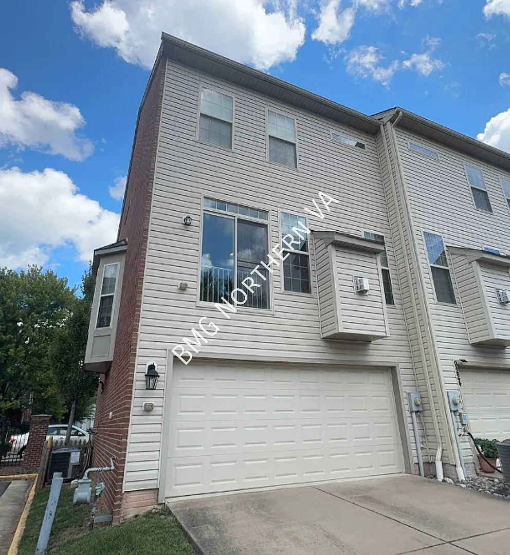 Stunning 3BR/3.5BA Home in Prime Old Town Manassas — Photo 3