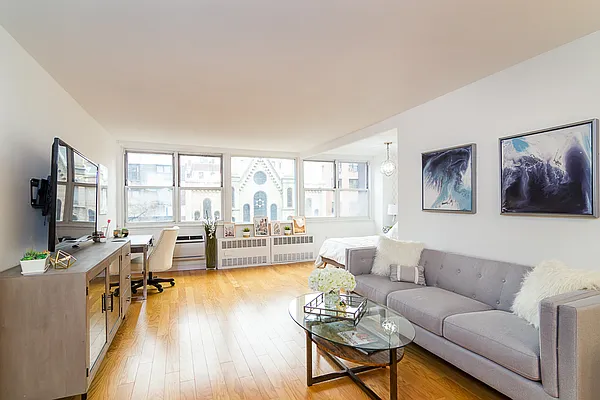 Sold by Winzone Realty Inc | media 3