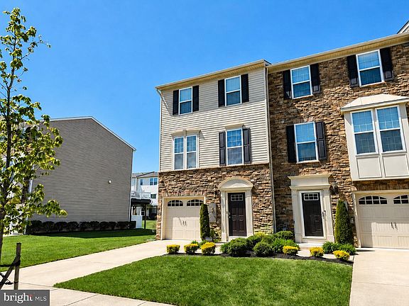 4th image of 113 Village Green Ln