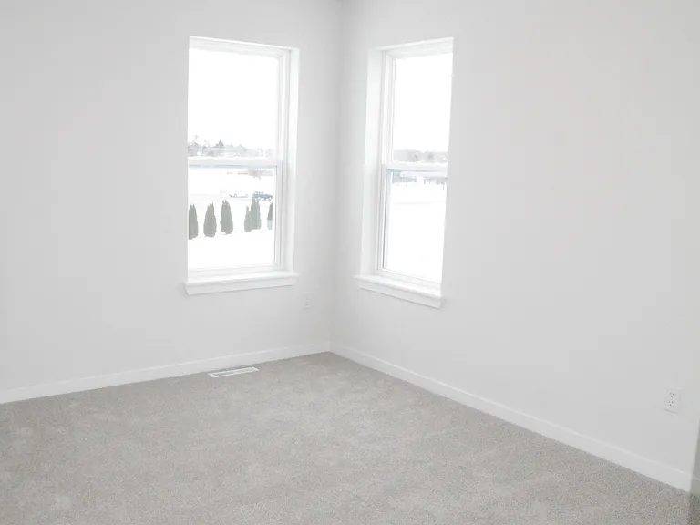 664 E Bluff Cir — Photo 15