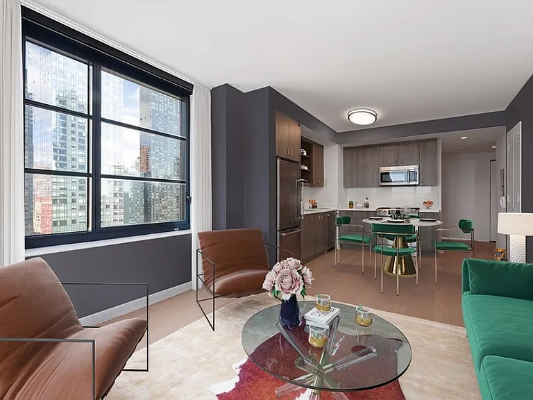 515 W 38th St #H16 — Photo 8