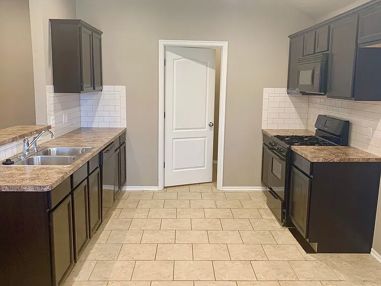2712 Demotte Dr — Photo 4