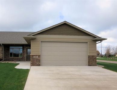 409 E Meadow Cir, Lennox, SD, 57039