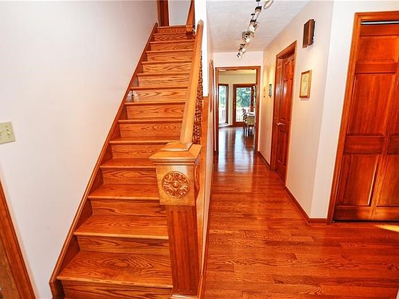 Beautiful hardwoods and trim!