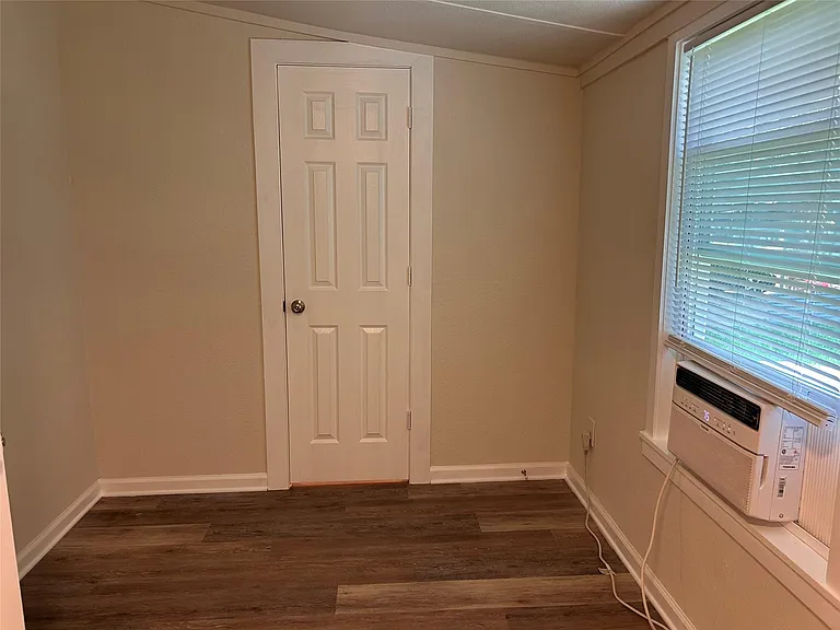 616 E Boothe St — Photo 17