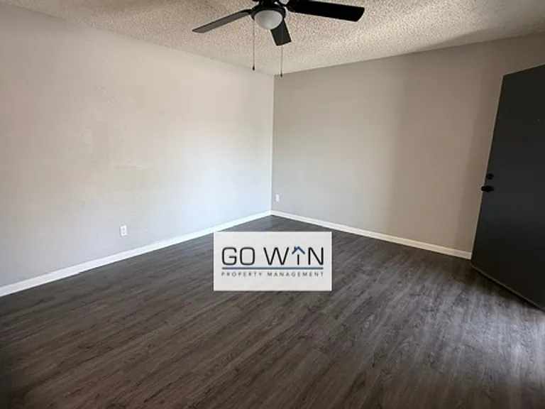 1212 W Mountain View Rd — Photo 3