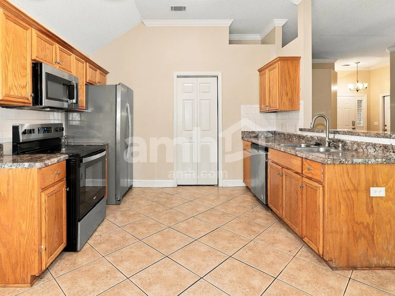 3 bed, 2.0 bath, 1462 sqft, $2,125 — Photo 3