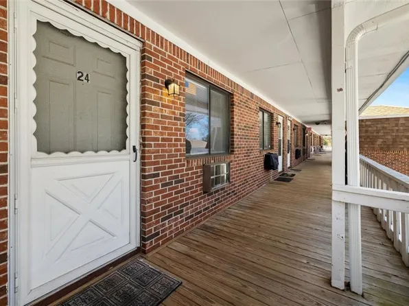 569 Smithfield Rd APT 24, North Providence, RI 02904