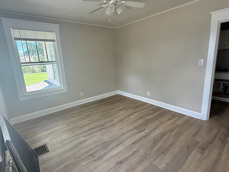 400B N Spring St — Photo 4