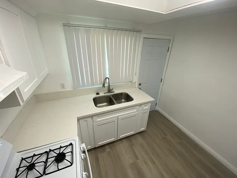 1121 Barstow Rd #C — Photo 9