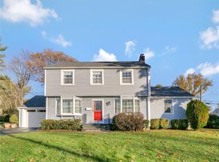 7 Pearce Pkwy, Pearl River, NY 10965