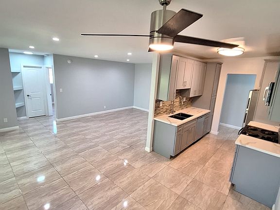2nd image of 13955 Oxnard St #1B-1Ba
