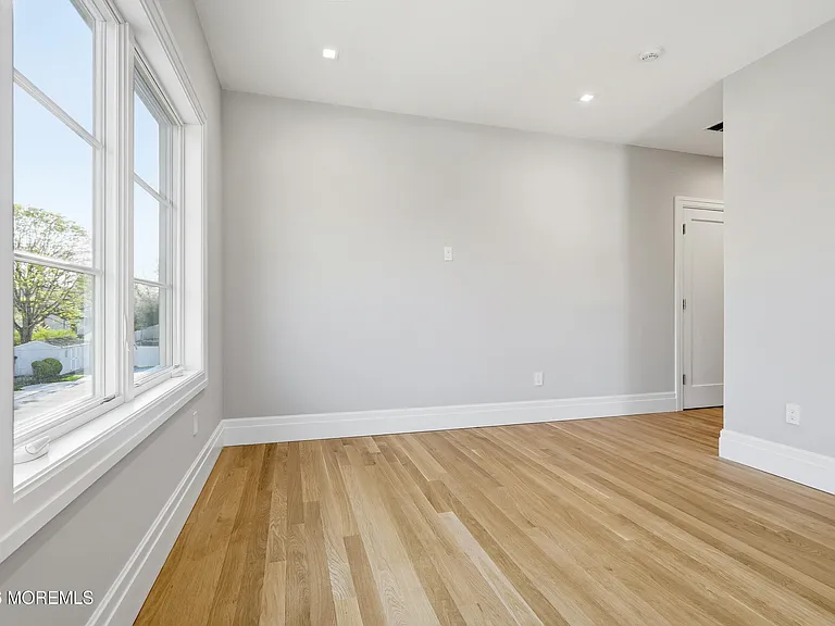 84 Cooper Ave — Photo 52