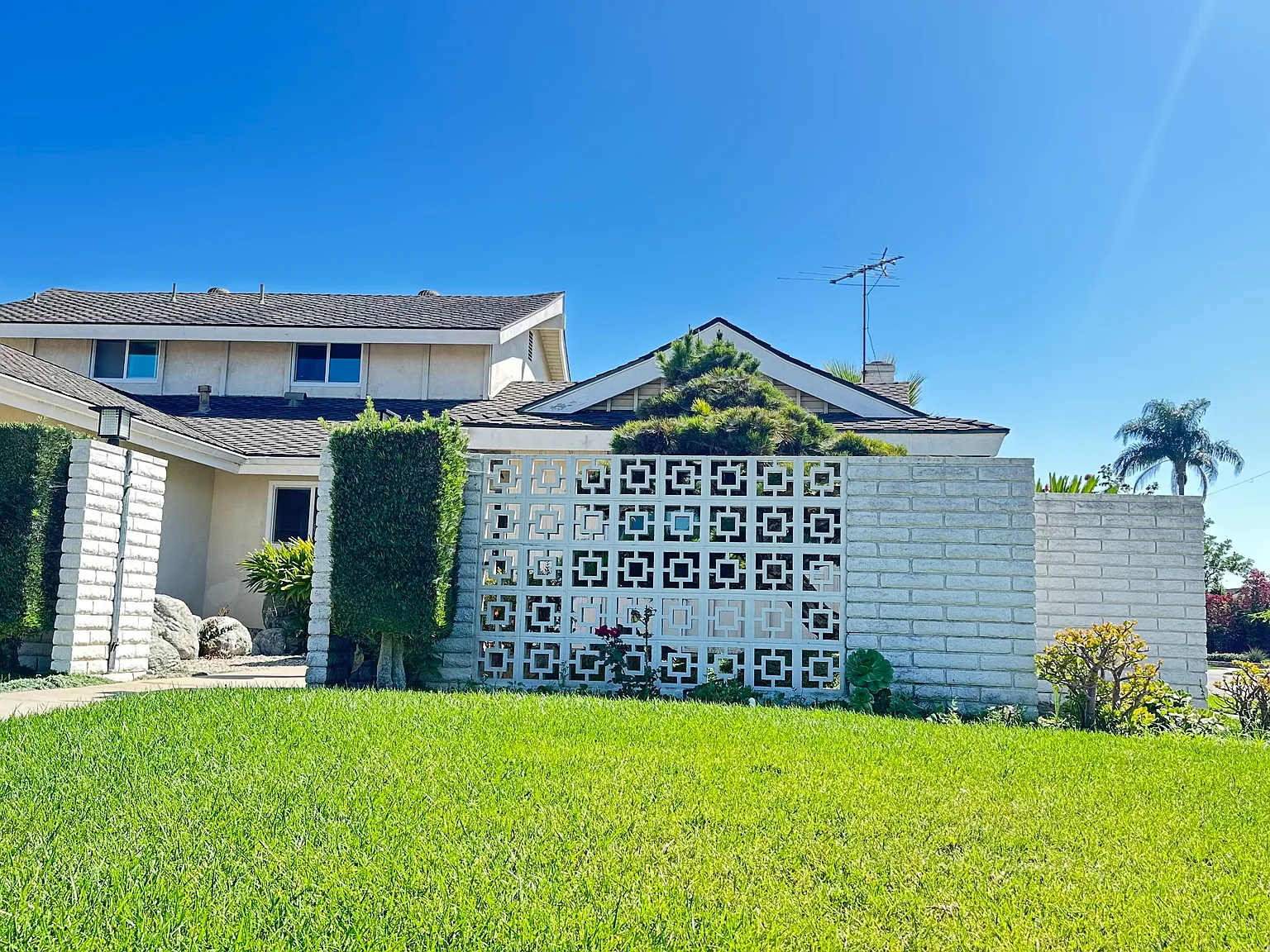 6 bed, 2236 sqft, $5,995 — Photo 3