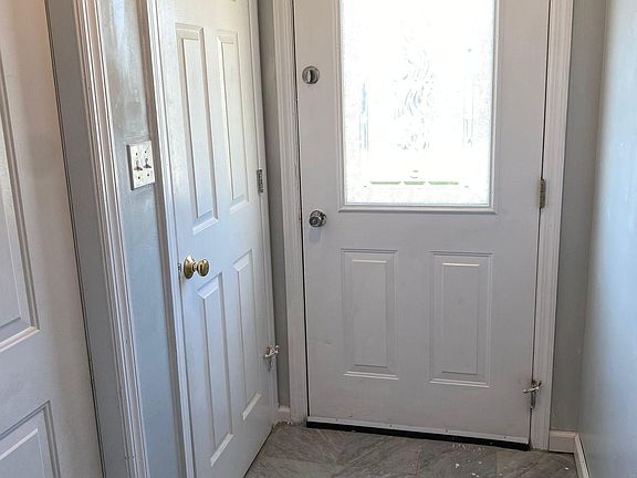 Foyer/Entry Way w/closet and garage mandoor.