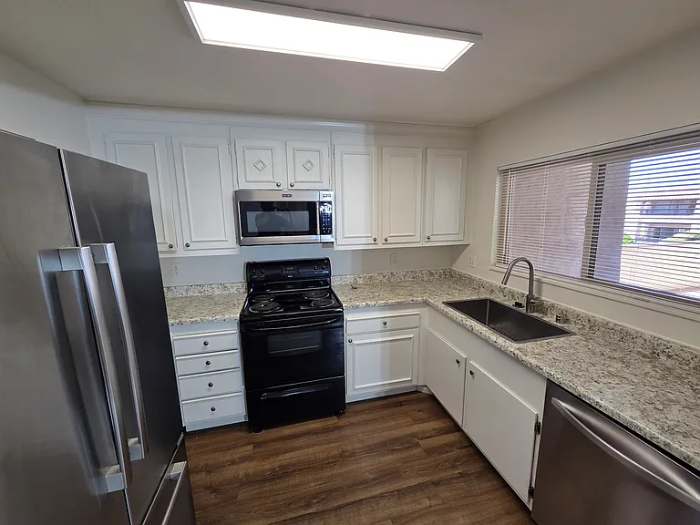 2530 Clairemont Dr #107 — Photo 4