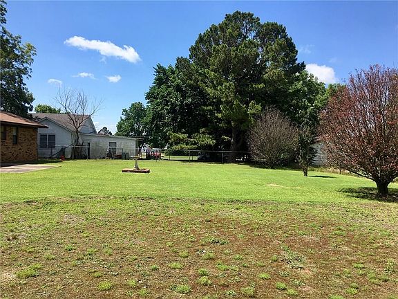 4th image of 306 N Pecan Ave