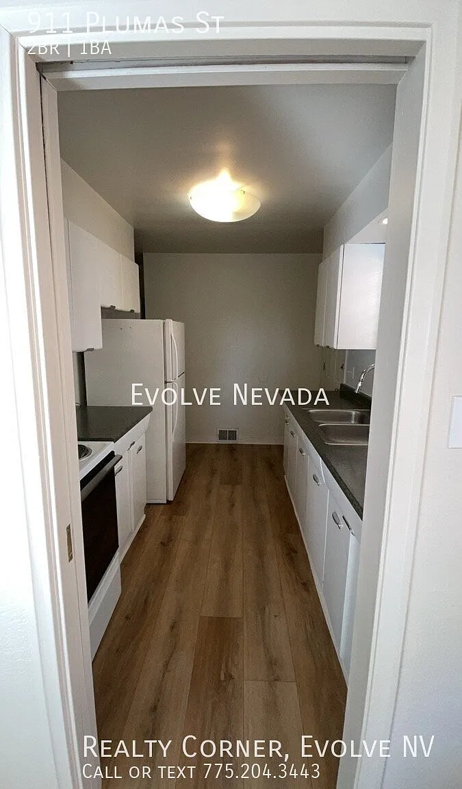 Quaint 2 Bed, 1 Bath Duplex Near Midtown — Photo 4