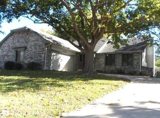 1222 N Briarwood Ct, Derby, KS 67037