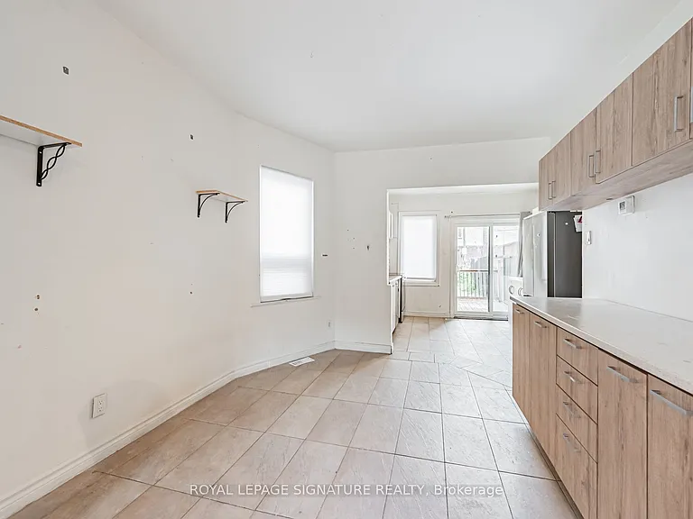 573 Coxwell Ave — Photo 7