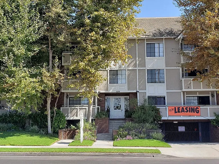1636 S Barrington Ave #305 — Photo 1