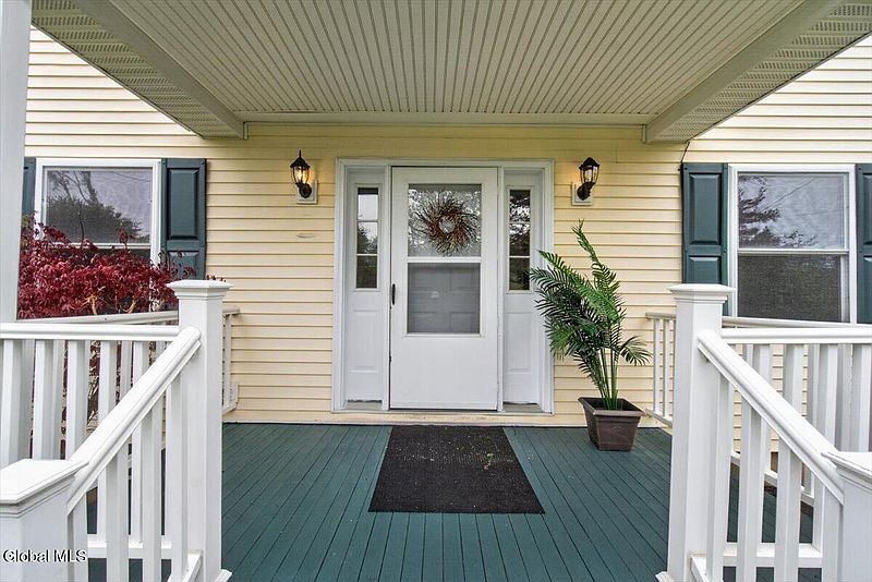 3rd image of 12 Pine Avenue