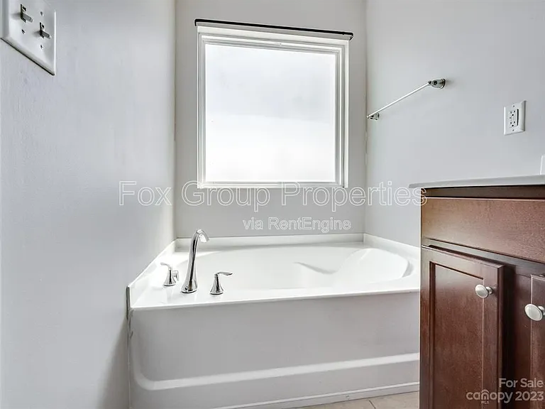 19036 Lake Breeze Dr — Photo 25