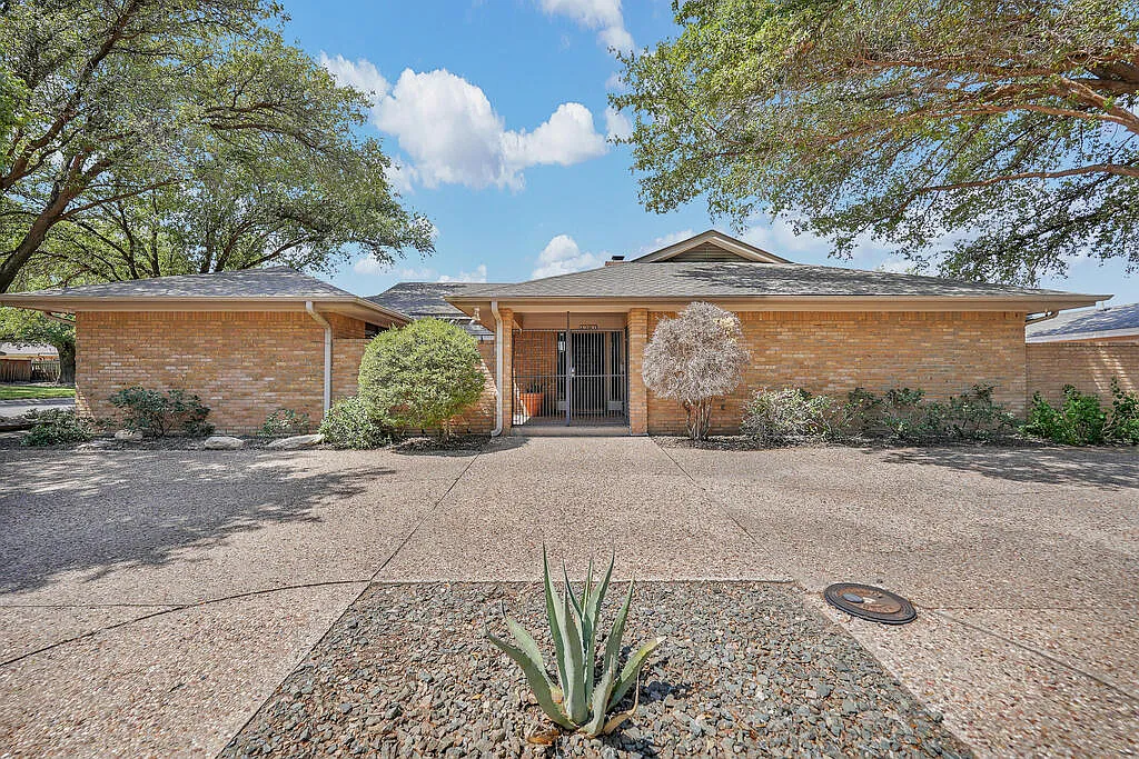 3 bed, 2.0 bath, 2276 sqft, $3,200 — Photo 1