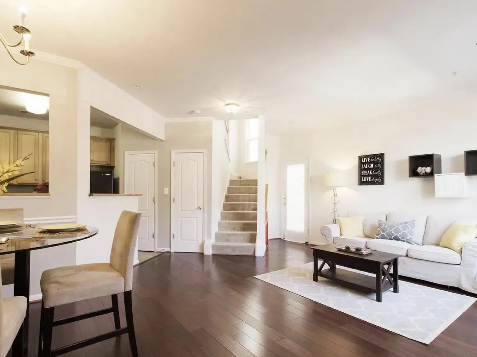3 bed, 2.5 bath, 1704 sqft, $2,395 — Photo 2