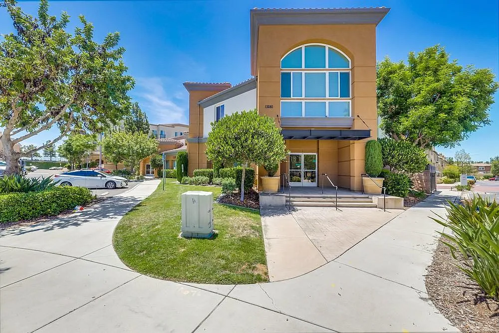 3 bed, 1152 sqft, $3,495 — Photo 3