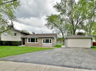 304 E Walnut St, Roselle, IL 60172