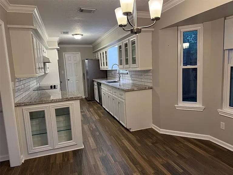 2234 Woodland Springs St — Photo 3