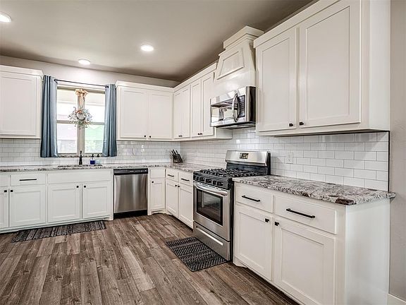 3rd image of 1216 N Taylor Way