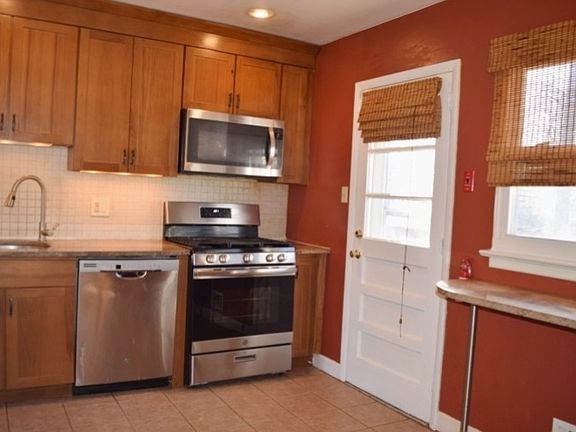 3rd image of 50 Auburn Rd