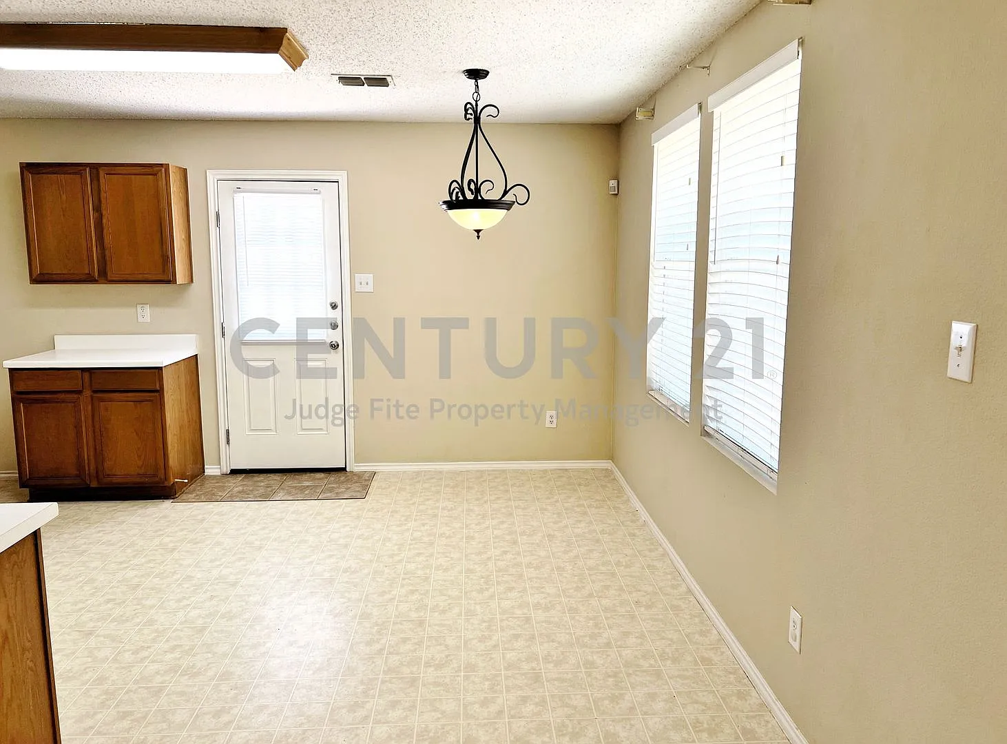 Traditional 3/2/2 in Harriet Creek Ranch For Rent! — Photo 4